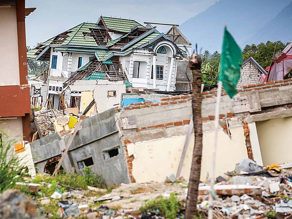 Raserade hus efter jordbävning i Sulawesi