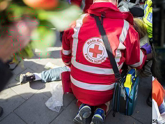 Frivilliga krisstödjare i Röda Korset-jacka
