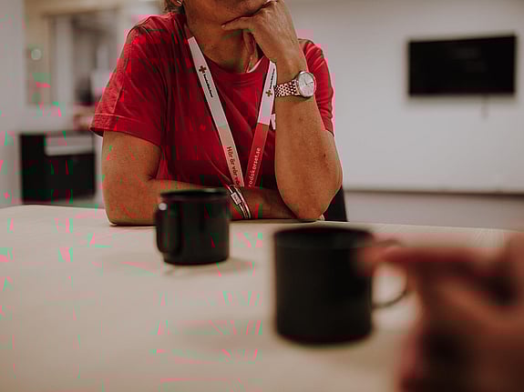 asyl och migration. Samtal mellan två personer vid ett bord med två kaffekoppar.