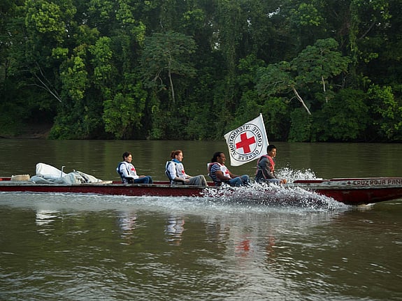 Liten båt med Röda Korsets flagga