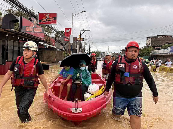 Röda Korsets volontärer hjälper efter storm och tyfon i Filippinerna.
