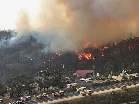Brinnande och ödelagt Australiensiskt landskap.