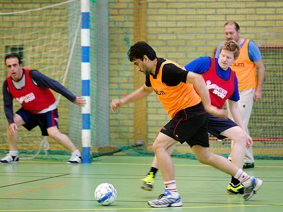Pojkar spelar fotboll på behandlingscenter i Malmö