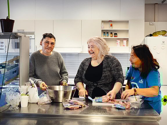 Ensam är inte stark. Att tillhöra ett sammanhang är ofta avgörande för hur du mår. Att få mötas och ta en promenad tillsammans, gå på simskola eller cykelskola kan bryta negativa sociala mönster och ge ny kraft.