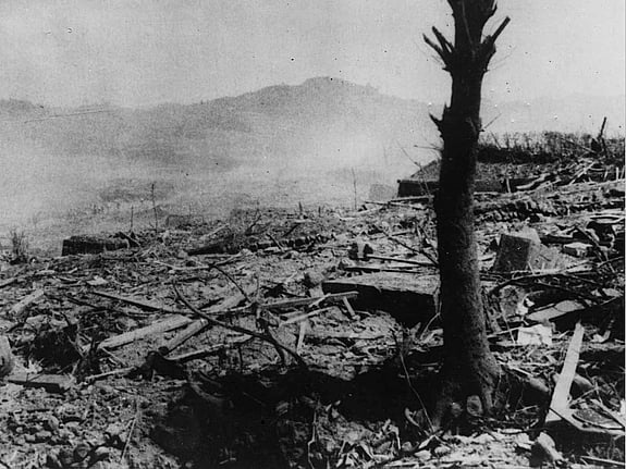 Förstört landskap efter atombomb i Japan.