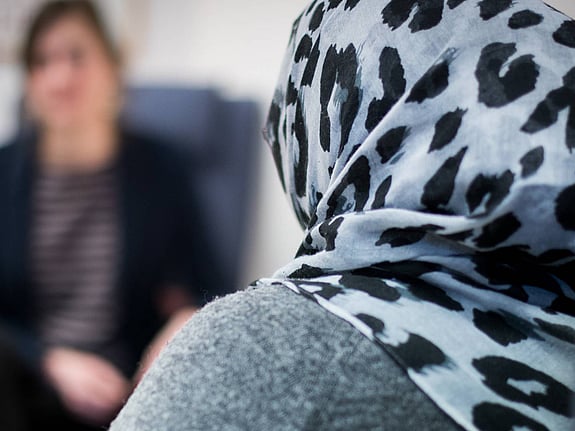 Kvinna får hjälp på behandlingscenter Stockholm