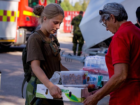 Frivilliga hjälper till vid skogsbrand