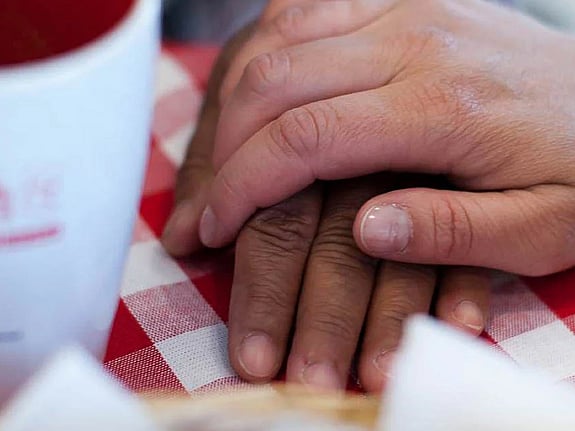 Hand vilar ovanpå annan hand