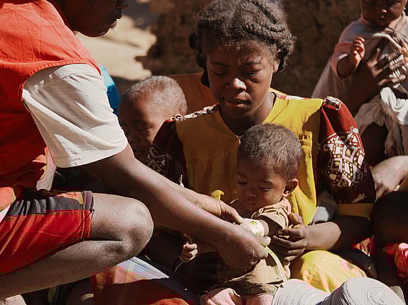 Barn undersöks av Röda Korset i Madagaskar.