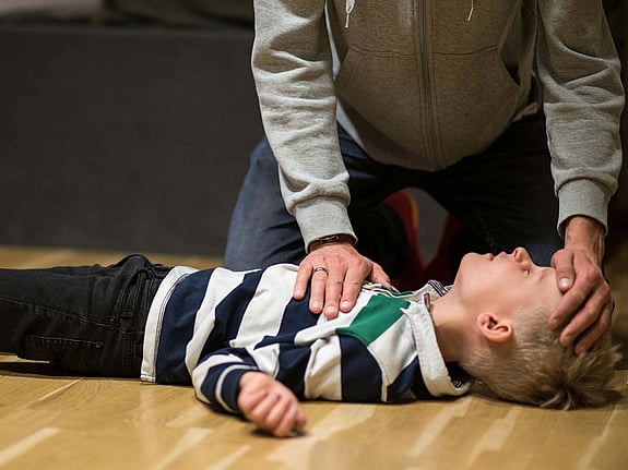 Pojke får första hjälpen