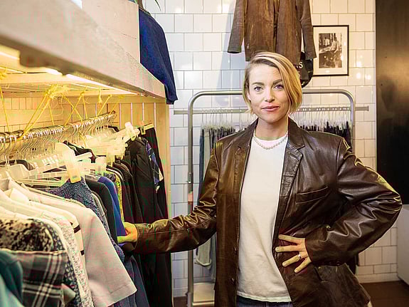 Sara Wimmercranz i Röda korset second hand-butik
