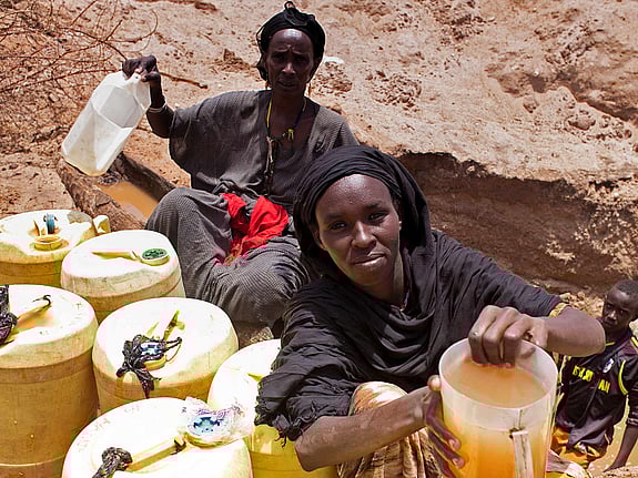 Kvinnor hämtar vatten i Kenya.
