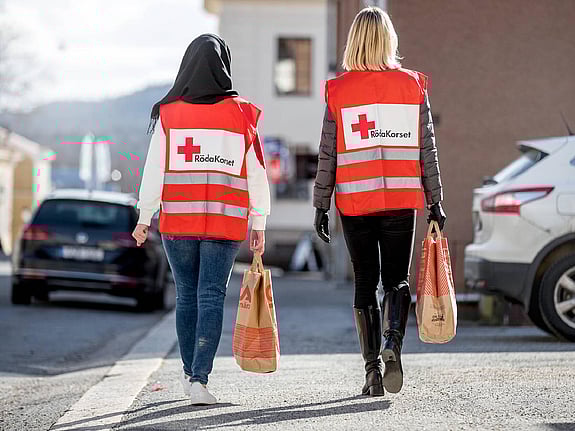 Volontärer levererar mat under corona.