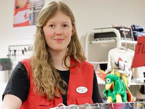 Ida, en av flera volontärer i butiken.