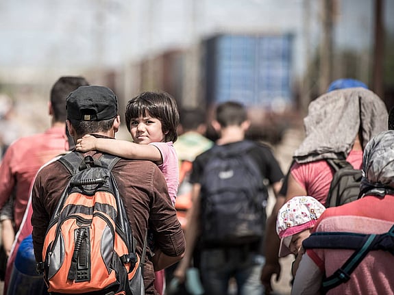 Barn blir buret av man i folkvimmel