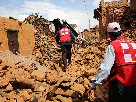 Volontärer går igenom ruiner efter jordbävning i Nepal