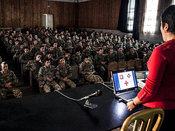 Stort antal soldater utbildas i humanitär rätt.