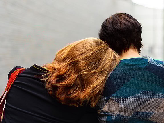 Kvinnor som stöttar varandra i kris