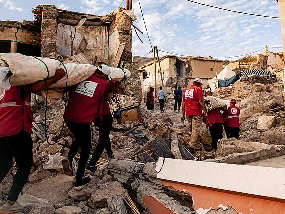 Hjälparbetare vid jordbävning i Marocko