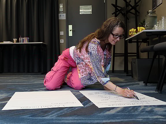 En person som skriver på papper