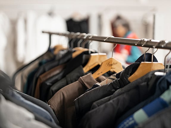 Kläder i secondhand butik