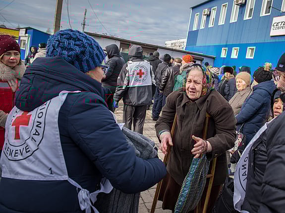 Volontärer hjälper äldre kvinna
