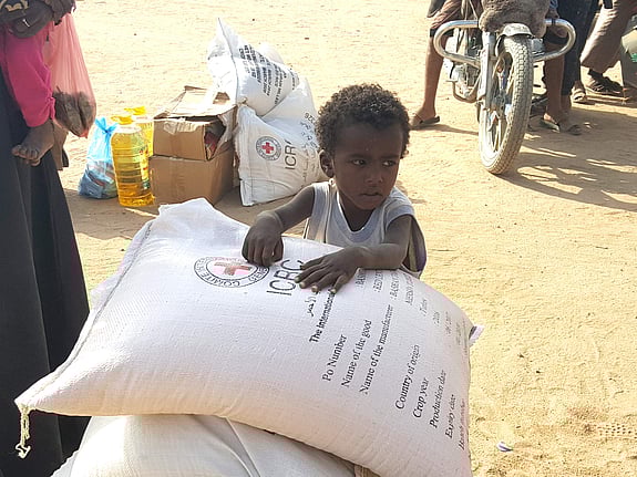 Barn vid matutdelning i Jemen.