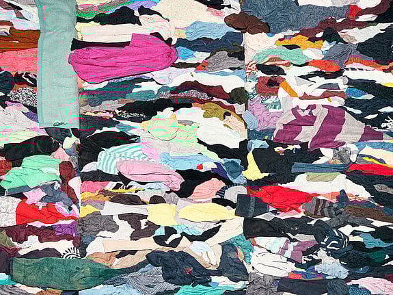 kläder-i-olika-färger-i-en-hög