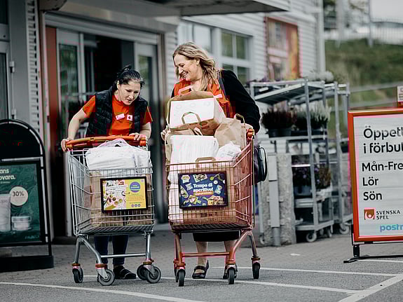Volontärer från Röda Korset hämtar mat hos ICA till mötesplatsen på Röda Korsets hus.