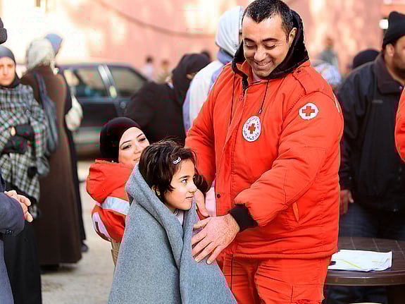 Barn bärs av sin mamma.