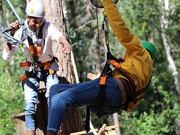 Ungdomar i utomhuspark på linbana