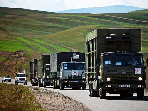 Karavan med lastbilar