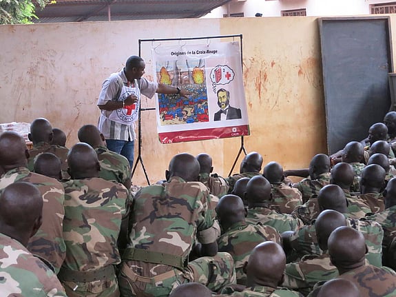 Soldater utbildas i humanitär rätt.