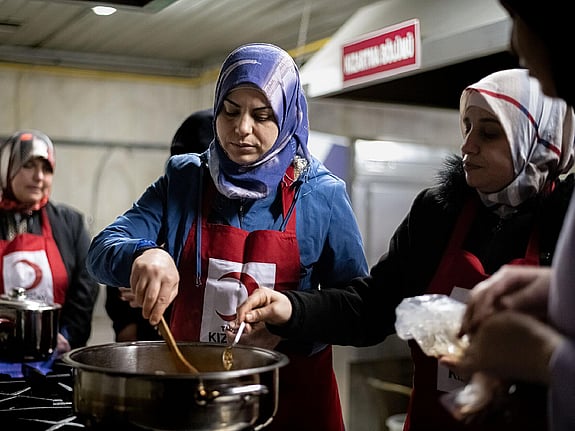 Röda Korset volontärer serverar mat