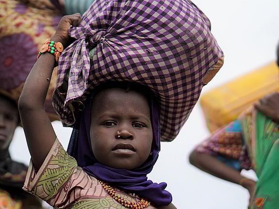 Flicka med last på huvudet