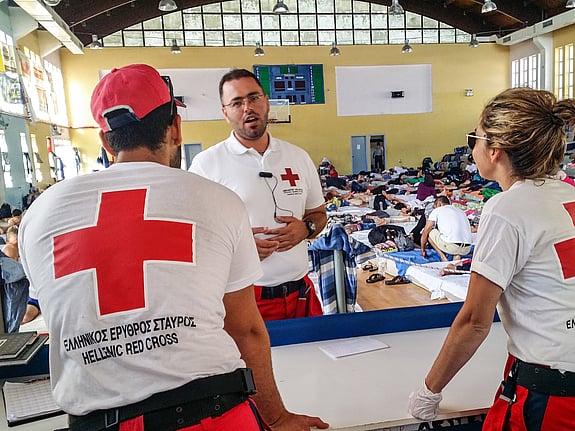 Röda Korset delar ut förnödenheter i Grekland.