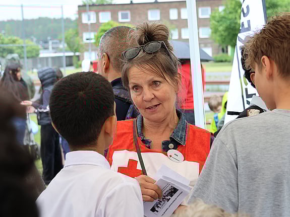 En hälsoinspiratör som pratar med två barn