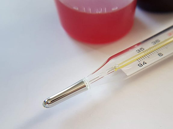 Febertermometer på ett bord.