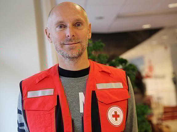 Linus Levinsson iklädd röd väst