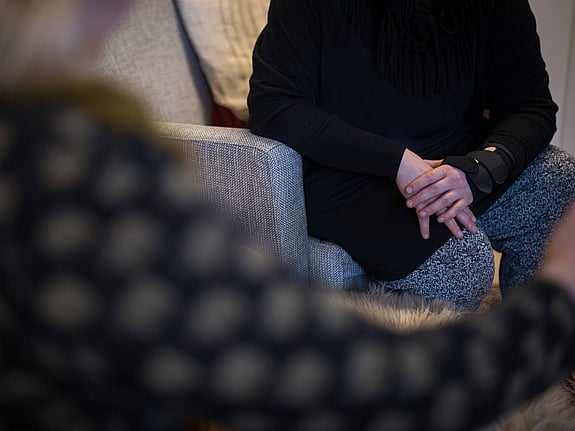 Händer och arm på person som överlevt tortyr