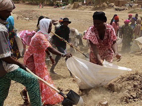 Människor i Mali gräver i jord.