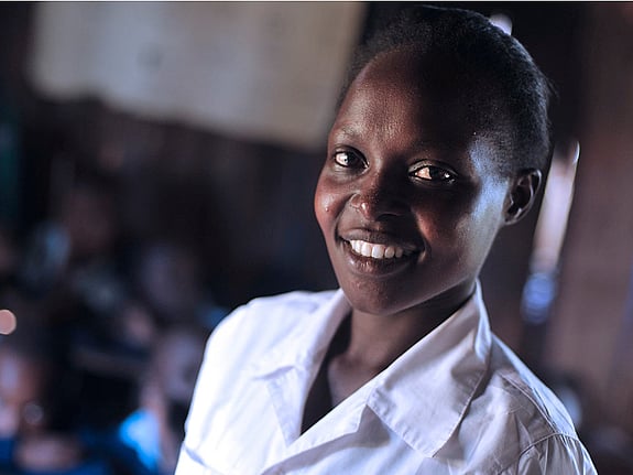 Leende skollärare i klassrum