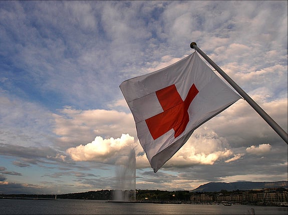 Flagga med rött kors.