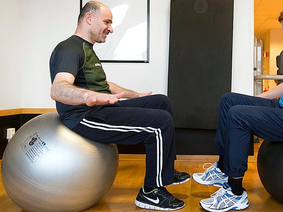 Män gör sjukgymnastik.