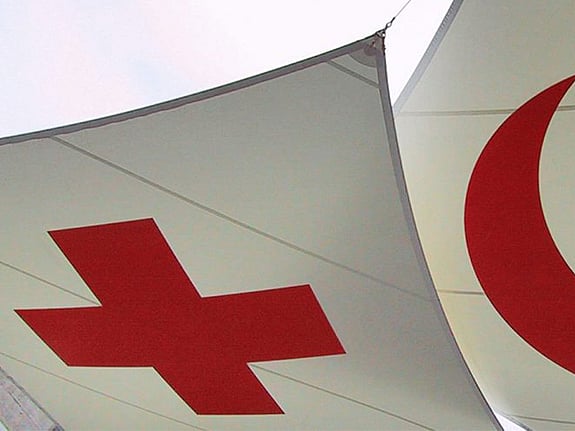 Flaggor Röda Korset och Röda Halvmånen