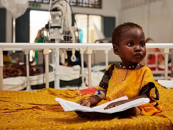 Gulklädd flicka på sjukhus.