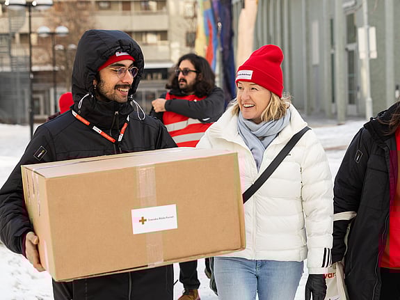 Två volontärer med matkassar