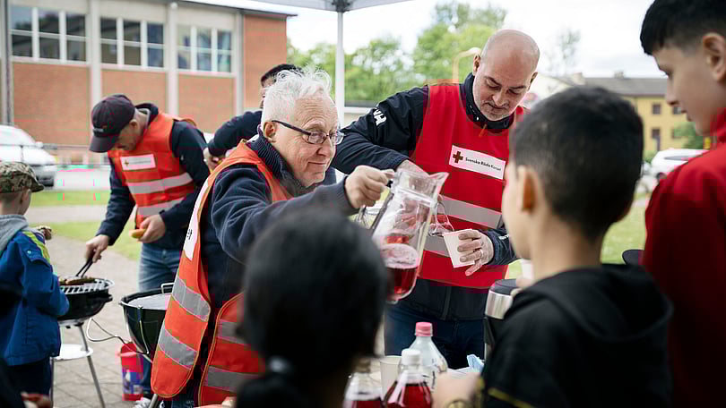 Sven-Erik Sjöstrand och Samir Makhlouf serverar korv och saft.