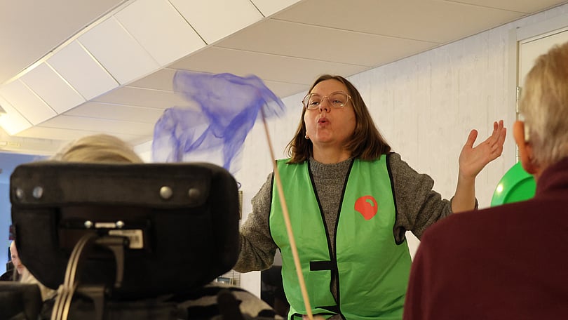 Malin Öhrn tillsammans med två boende på ett äldreboende i Lycksele.