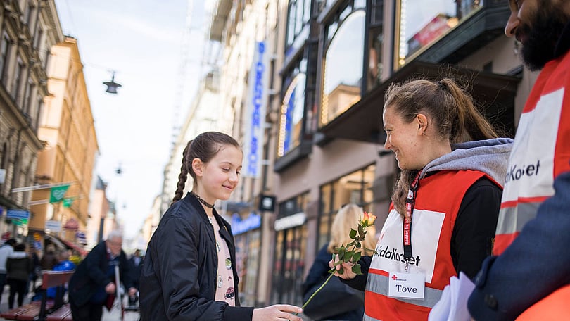 Krisstödjare möter människor på gatan